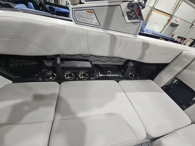 Slide: The Image of Malibu Wakesetter 23 MXZ 2026 - 17