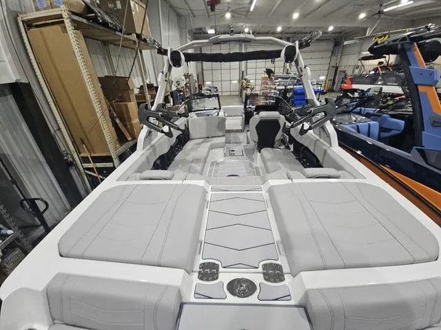 Slide: The Image of Malibu Wakesetter 23 MXZ 2026 - 21
