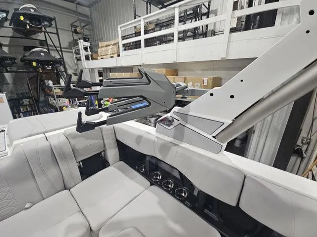 Slide: The Image of Malibu Wakesetter 23 MXZ 2026 - 22