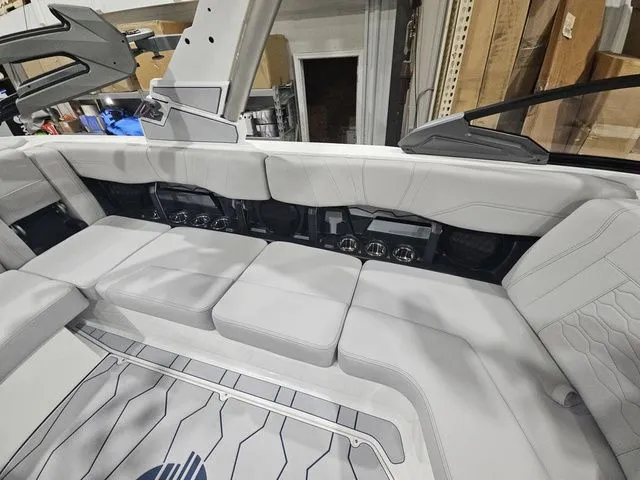 Slide: The Image of Malibu Wakesetter 23 MXZ 2026 - 25