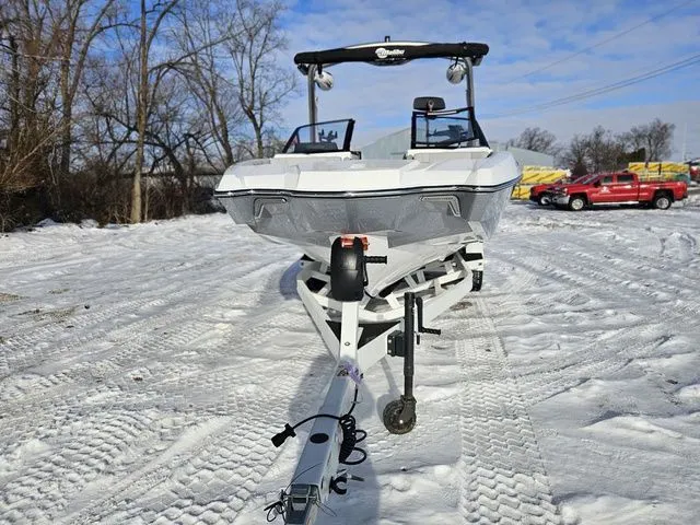 Slide: The Image of Malibu Wakesetter 23 MXZ 2026 - 7