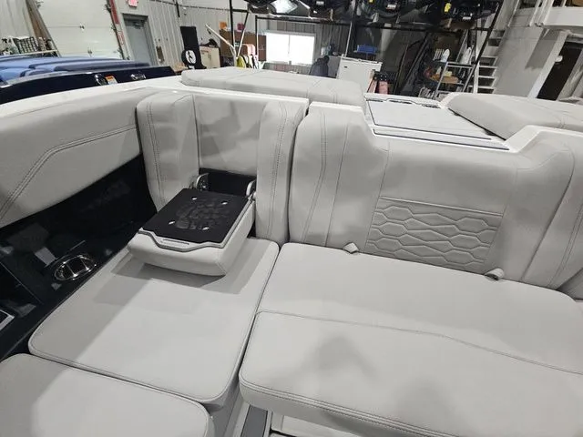 Slide: The Image of Malibu Wakesetter 23 MXZ 2026 - 8