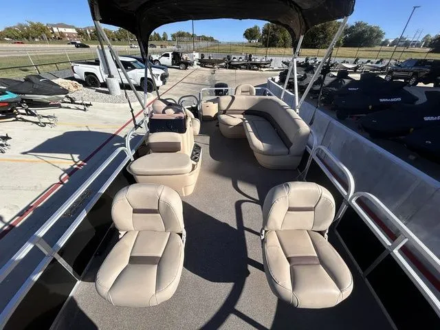 Slide: The Image of Sun Tracker Bass Buggy 18 DLX 2019 - 10