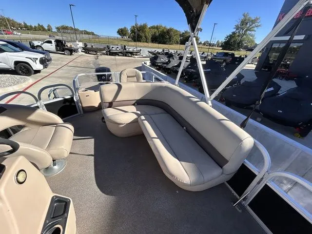 Slide: The Image of Sun Tracker Bass Buggy 18 DLX 2019 - 12