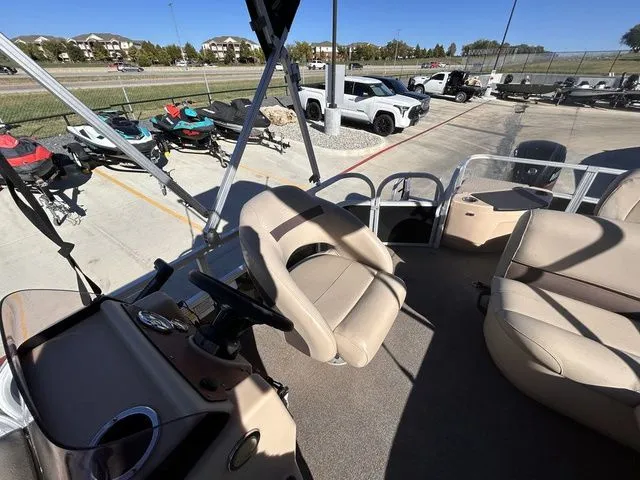 Slide: The Image of Sun Tracker Bass Buggy 18 DLX 2019 - 13