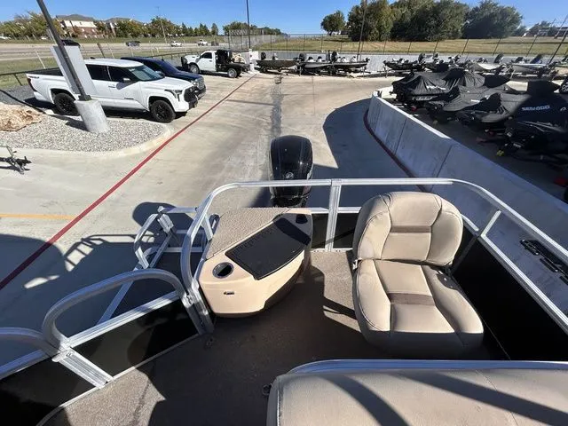 Slide: The Image of Sun Tracker Bass Buggy 18 DLX 2019 - 14