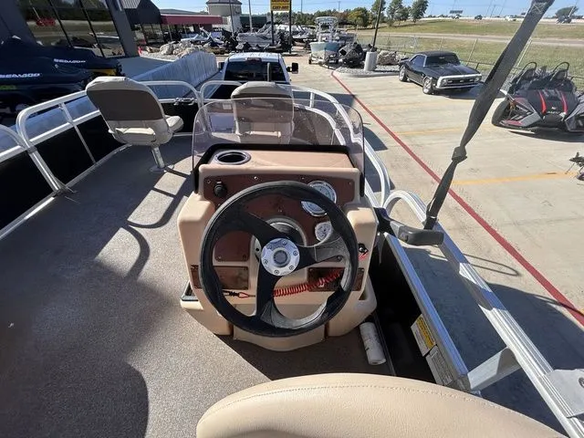 Slide: The Image of Sun Tracker Bass Buggy 18 DLX 2019 - 17