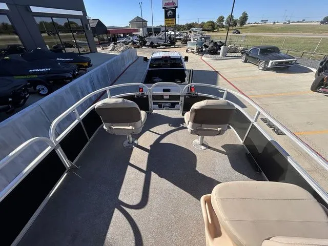 Slide: The Image of Sun Tracker Bass Buggy 18 DLX 2019 - 18