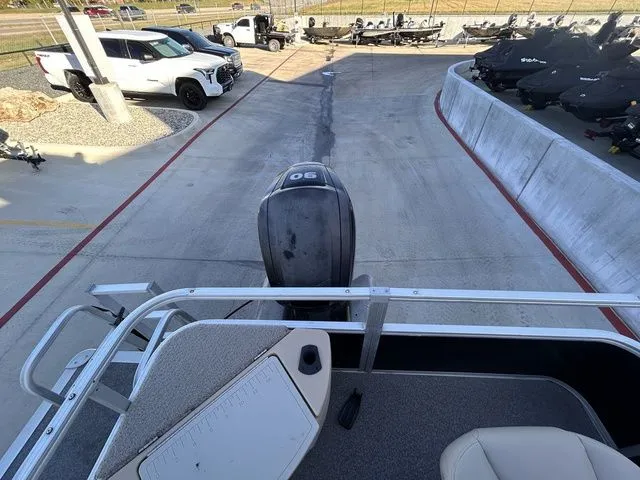 Slide: The Image of Sun Tracker Fishin' Barge 20 DLX 2017 - 15