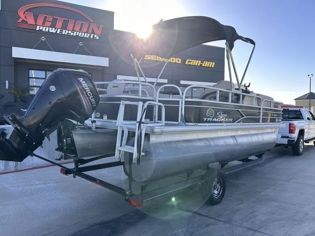 Slide: The Image of Sun Tracker Fishin' Barge 20 DLX 2017 - 5