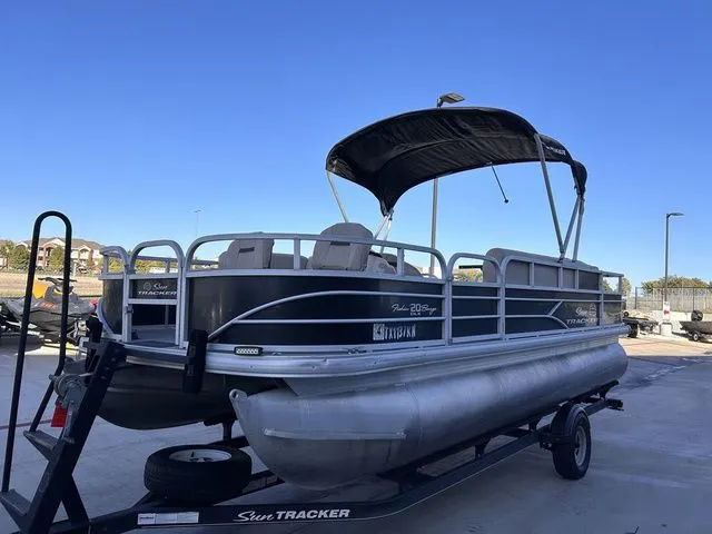 Slide: The Image of Sun Tracker Fishin' Barge 20 DLX 2017 - 8