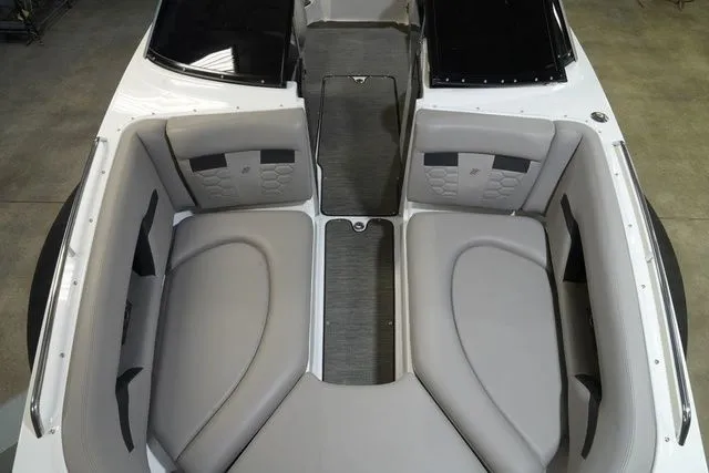 Slide: The Image of Four Winns HD5 2023 - 10