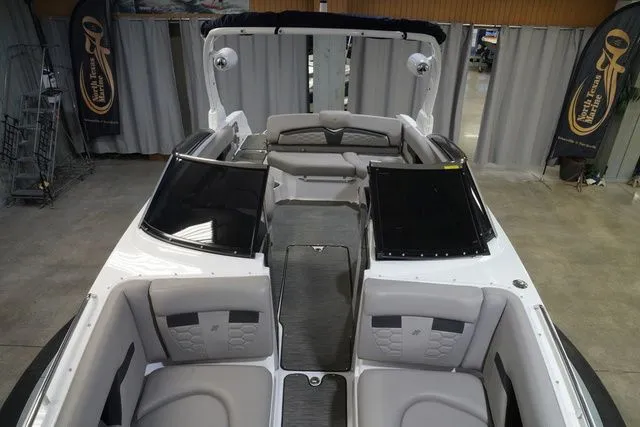 Slide: The Image of Four Winns HD5 2023 - 11