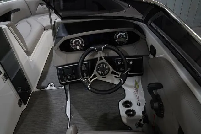 Slide: The Image of Four Winns HD5 2023 - 15