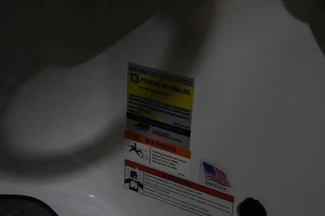 Slide: The Image of Four Winns HD5 2023 - 16