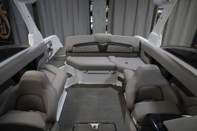 Slide: The Image of Four Winns HD5 2023 - 17