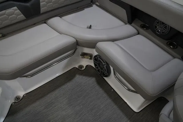 Slide: The Image of Four Winns HD5 2023 - 18