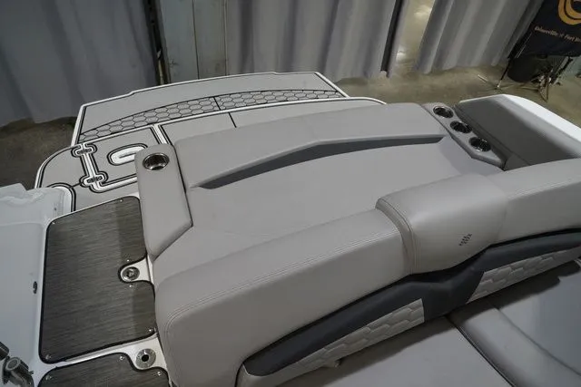 Slide: The Image of Four Winns HD5 2023 - 21