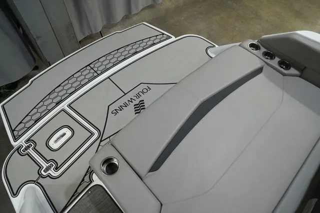 Slide: The Image of Four Winns HD5 2023 - 23