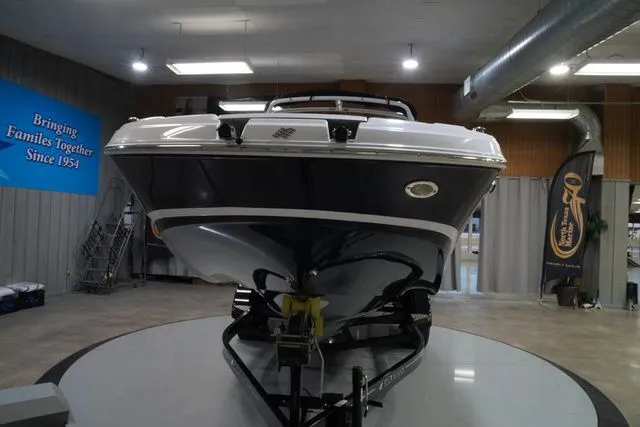 Slide: The Image of Four Winns HD5 2023 - 3