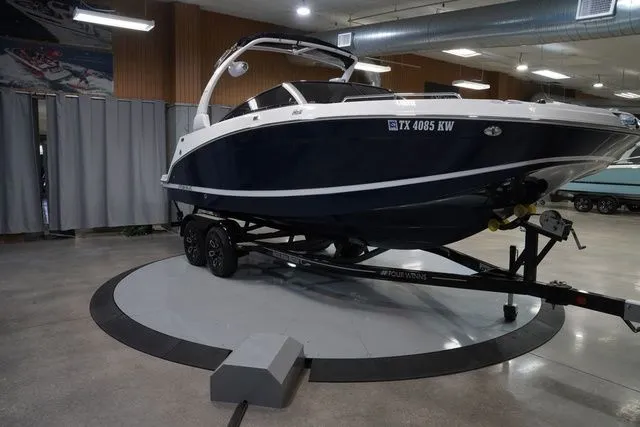 Slide: The Image of Four Winns HD5 2023 - 4