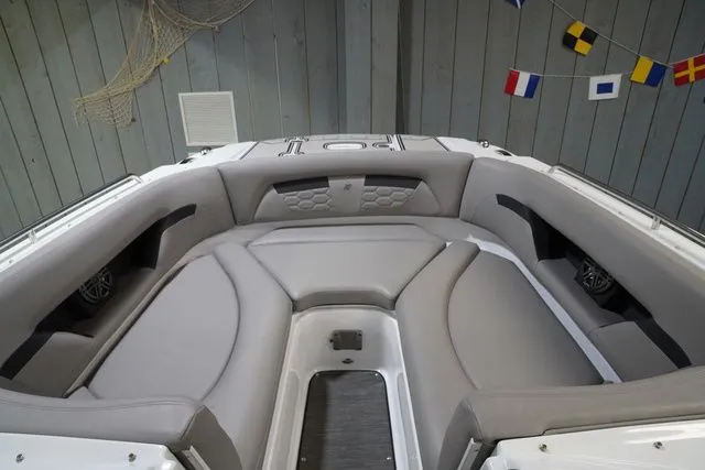 Slide: The Image of Four Winns HD5 2023 - 9