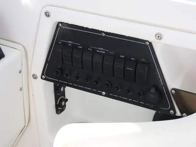 Slide: The Image of Boston Whaler 23 Conquest 1999 - 13