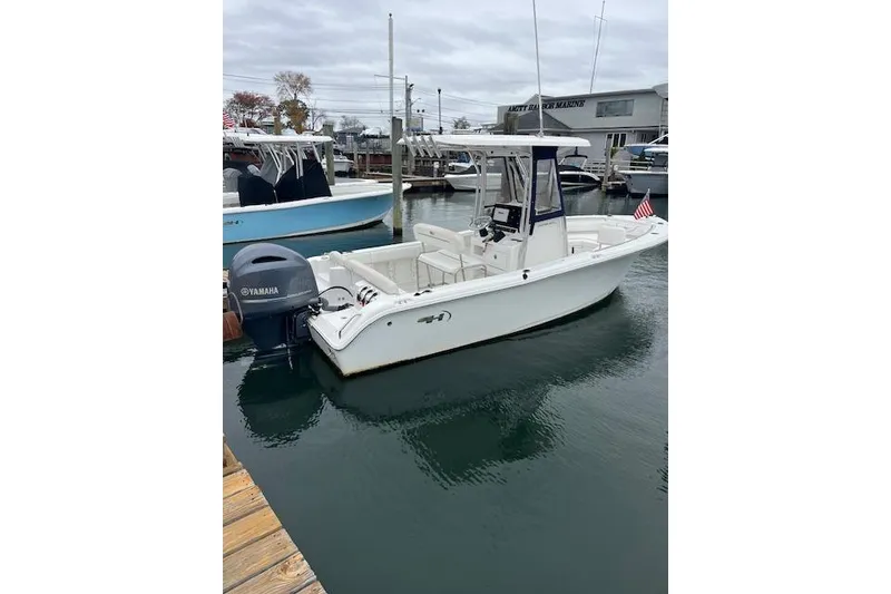 The Image of 2018 Sea Hunt Ultra 211 boat docked with Yamaha outboard motor. - 0