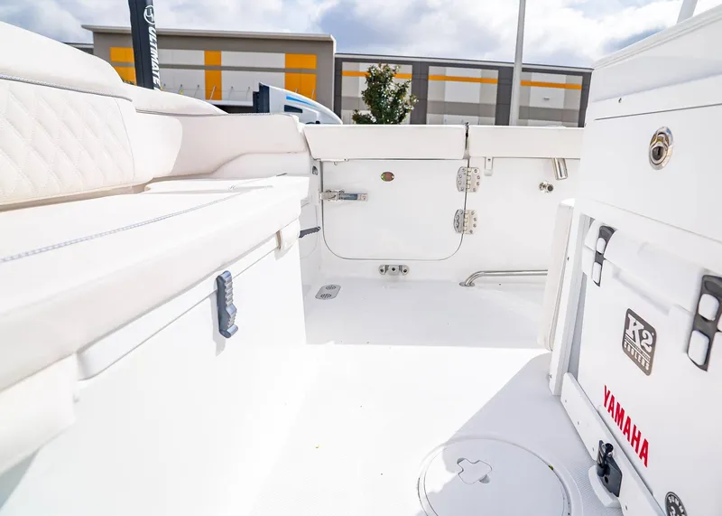 Slide: The Image of Sea Hunt Ultra 265 SE 2026 - 8