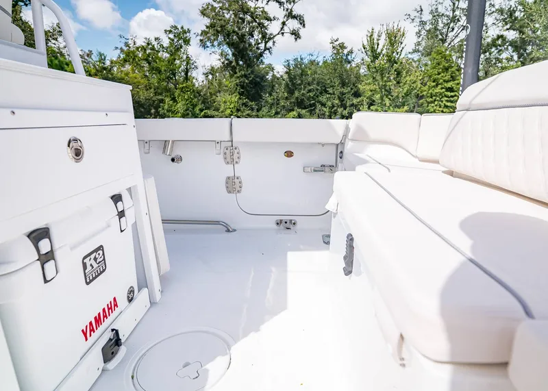 Slide: The Image of Sea Hunt Ultra 265 SE 2026 - 11