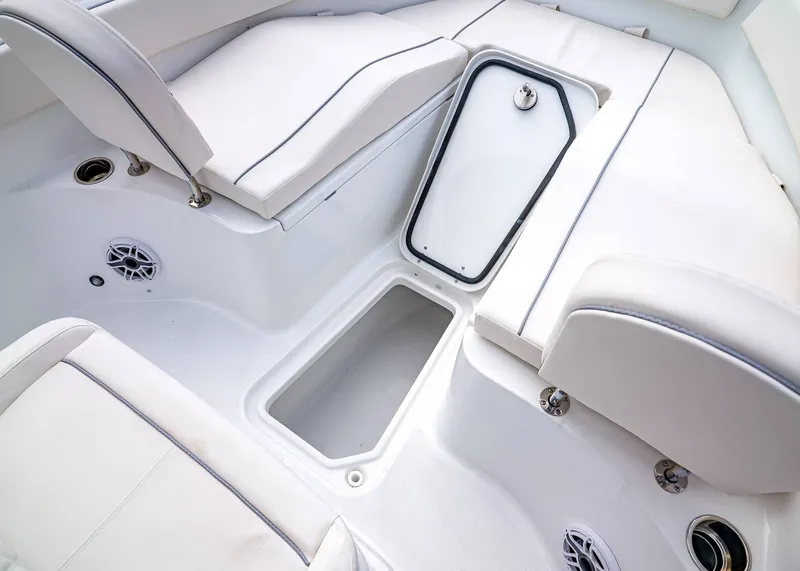 Slide: The Image of Sea Hunt Ultra 265 SE 2026 - 31