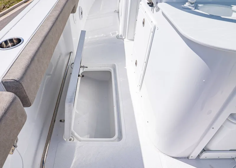 Slide: The Image of Sea Hunt Ultra 285 Coffin Box 2026 - 17