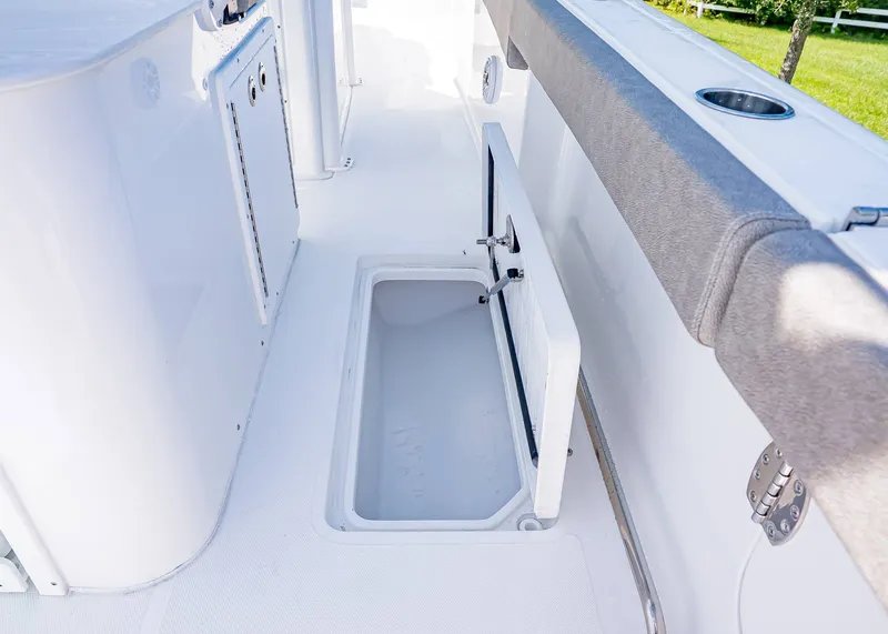 Slide: The Image of Sea Hunt Ultra 285 Coffin Box 2026 - 18