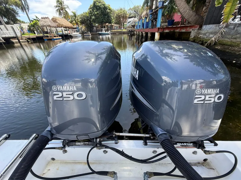 Slide: The Image of Contender 35 Side Console 2000 - 88