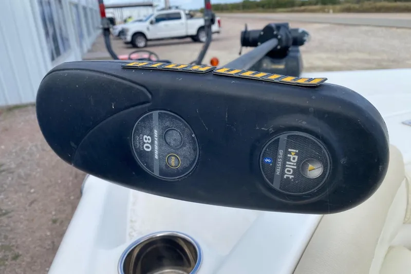 Slide: The Image of Close-up of Minn Kota i-Pilot GPS system on 2018 NauticStar 211 Coastal boat. - 13