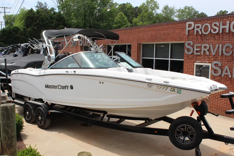 The Image of 2019 MasterCraft X26 boat on trailer outside service center. - 0