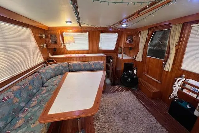 Slide: The Image of Main Cabin/Salon - 16