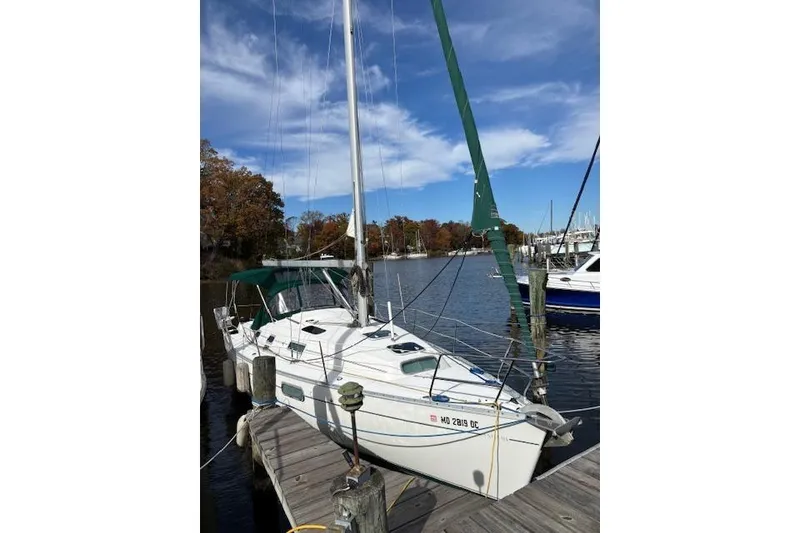 Slide: The Image of 1997 Beneteau Oceanis 321 sailboat docked on a sunny day with clear skies. - 4