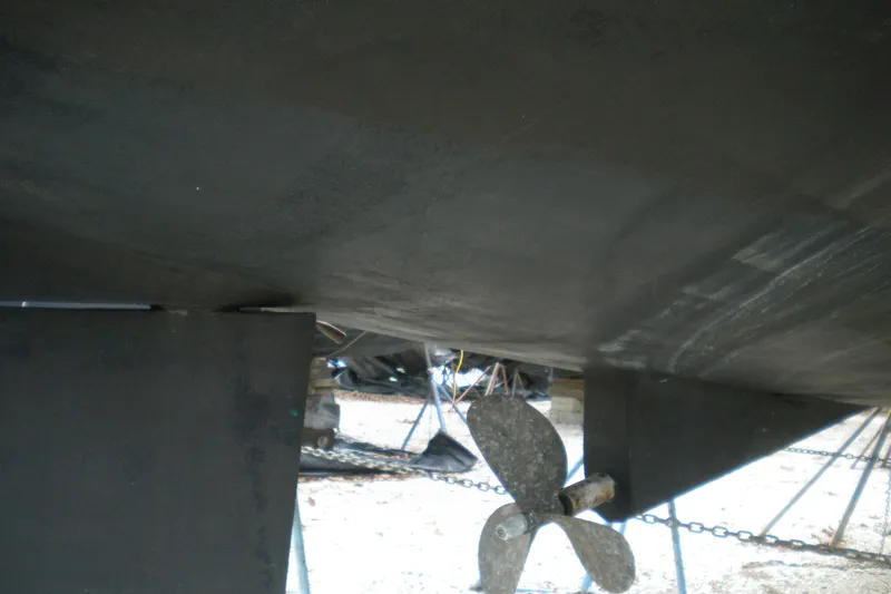 Slide: The Image of Underwater view of 1997 Beneteau Oceanis 321 sailboat hull and propeller. - 42