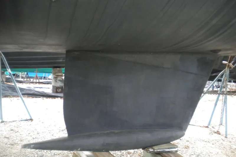 Slide: The Image of Keel of a 1997 Beneteau Oceanis 321 sailboat on dry dock. - 43