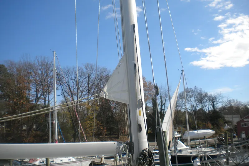 Slide: The Image of Beneteau Oceanis 321 sailboat mast and rigging, 1997 model, docked under clear blue sky. - 9