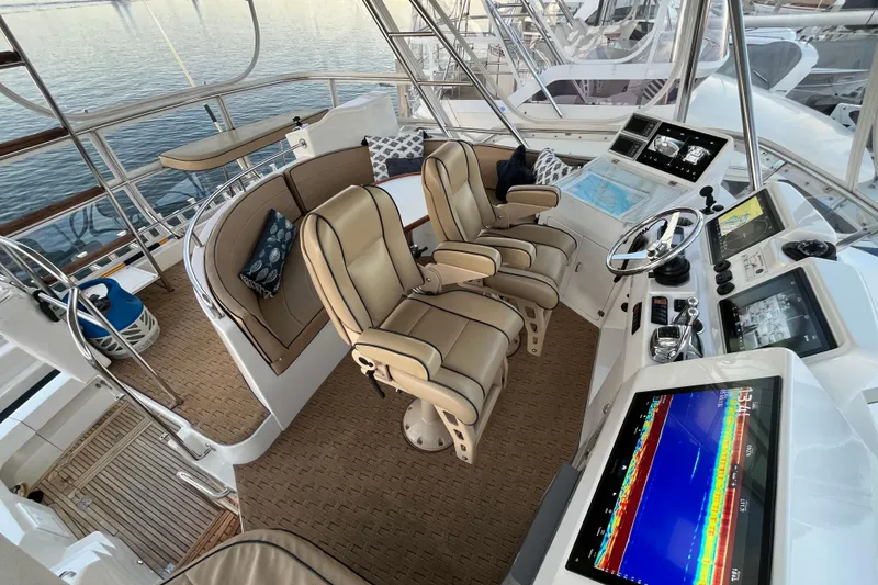 Slide: The Image of Luxurious helm of 2010 Mikelson 43 Sportfisher with advanced navigation systems and plush seating. - 27