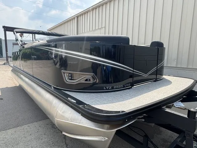 Slide: The Image of Tahoe LTZ 2385 VRB 2026 - 5