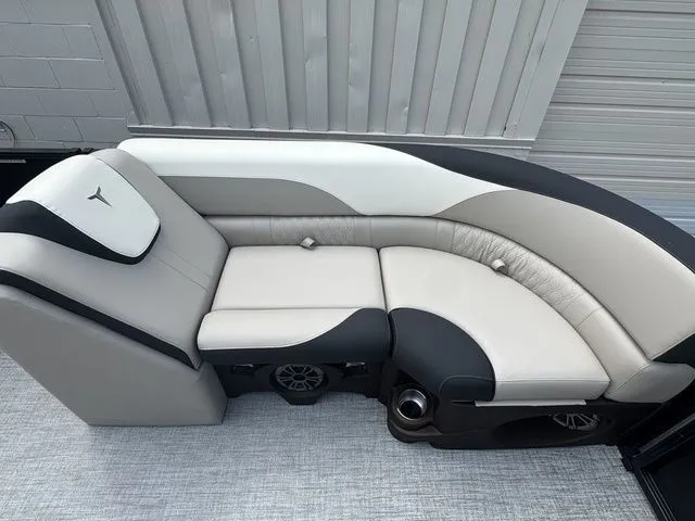 Slide: The Image of Tahoe LTZ 2385 VRB 2026 - 9