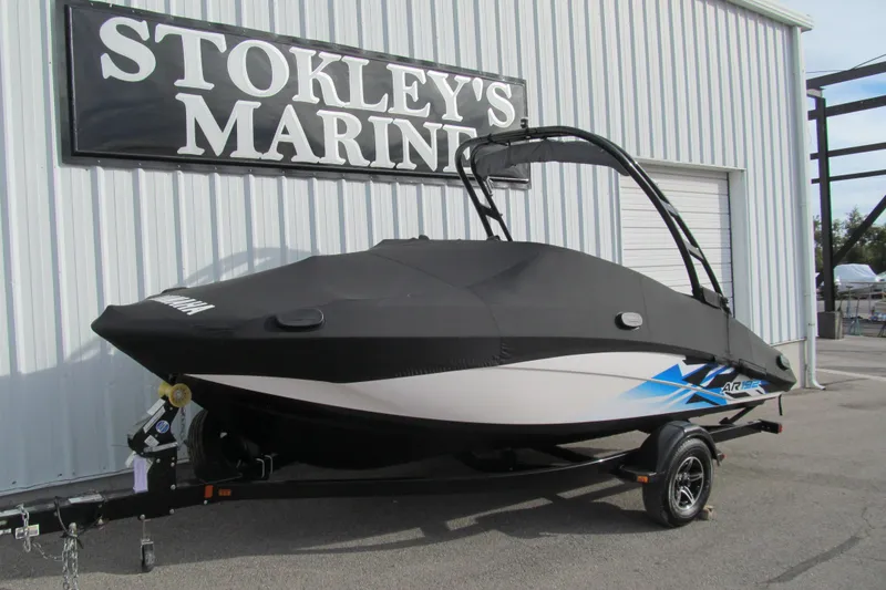 Slide: The Image of 2016 Yamaha AR192 boat with cover at Stokley's Marine dealership. - 17