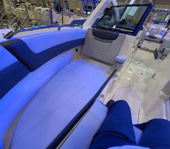 Slide: The Image of Robalo R277 DC In stock 2026 - 19