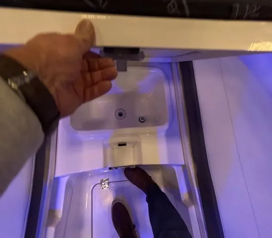 Slide: The Image of Robalo R277 DC In stock 2026 - 20