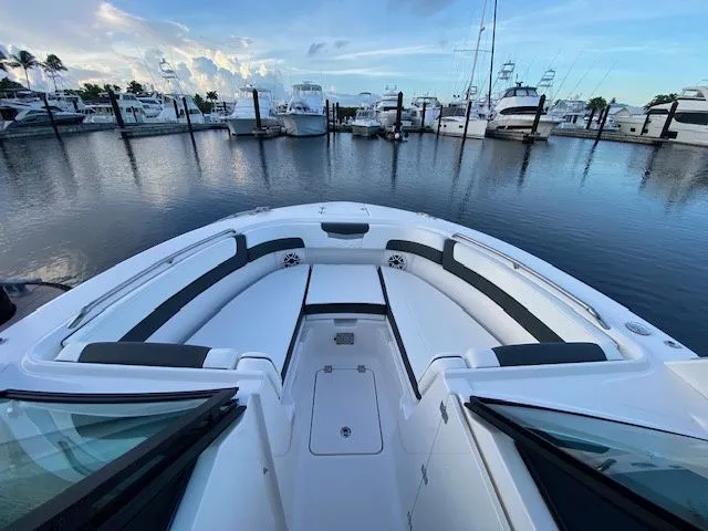 Slide: The Image of Robalo R277 DC In stock 2026 - 31