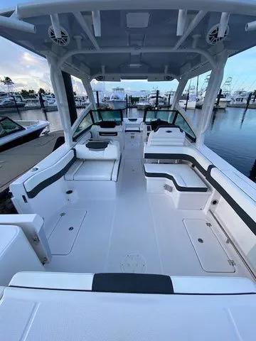 Slide: The Image of Robalo R277 DC In stock 2026 - 7