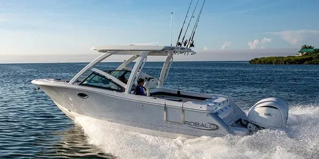 Slide: The Image of Robalo R277 DC In stock 2026 - 9